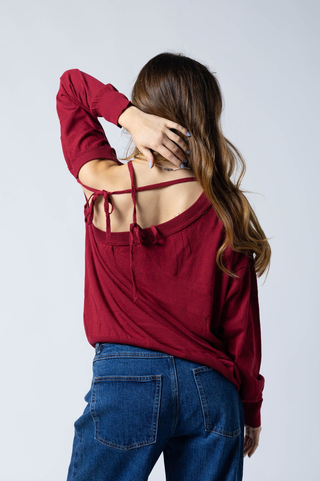Maglia con scollatura intreccio sulla schiena
