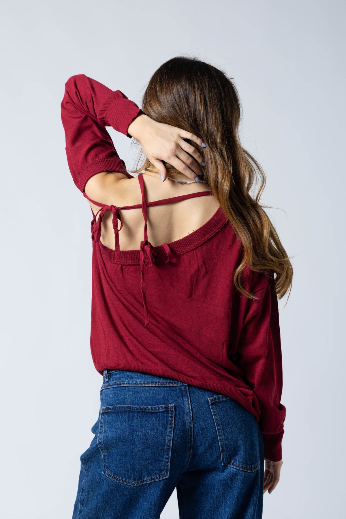 Maglia con scollatura intreccio sulla schiena