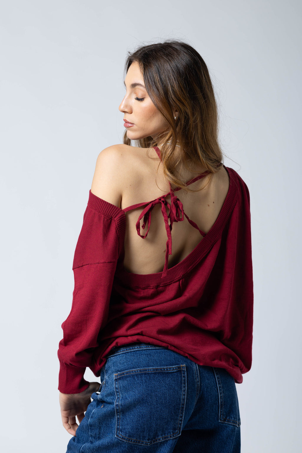 Maglia con scollatura intreccio sulla schiena
