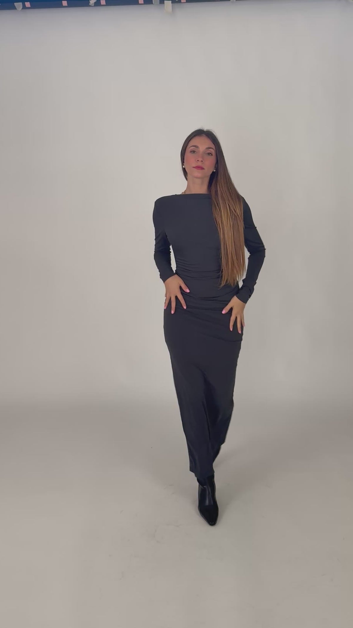 Abito lungo con scollatura
